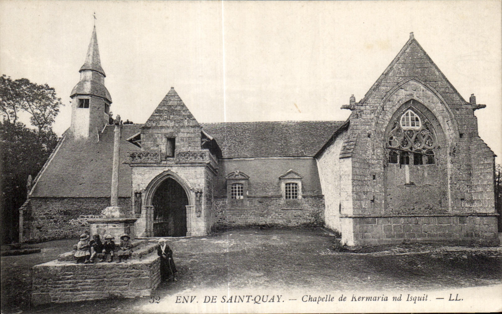 CPA Environs de Saint Quay Chapelle de Kermaria nd Isquit enfants