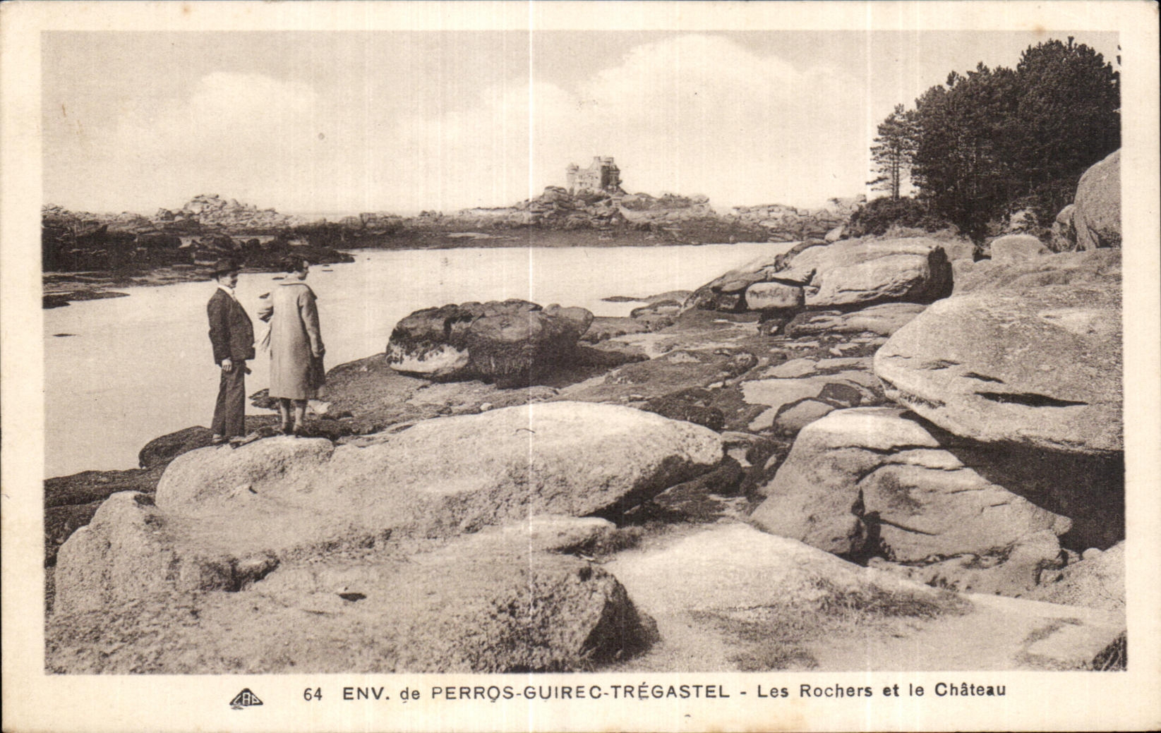 CPA Env de Perros Guirec Tregastel Les Rochers et le Chateau