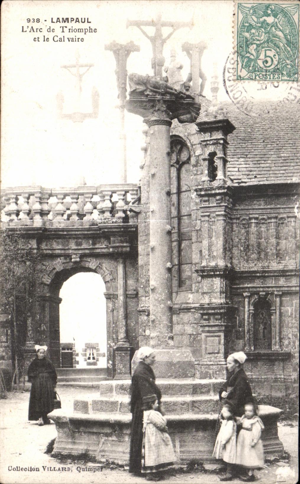 CPA Lampaul L Arc de Triomphe et le Calvaire Folklore Costume Coiffe