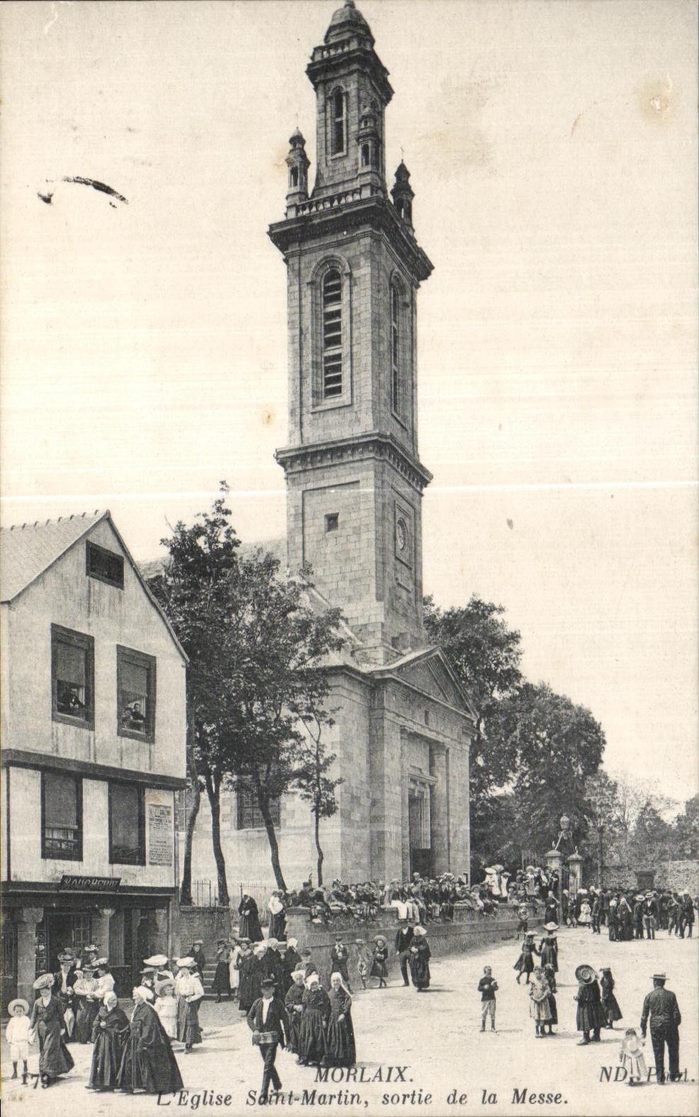 CPA Morlaix L Eglise Saint Martin sortie de la Messe Folklore Costume Coiffe