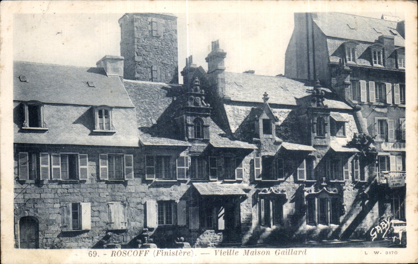 CPA Roscoff (Finistere) Old House Strapping man