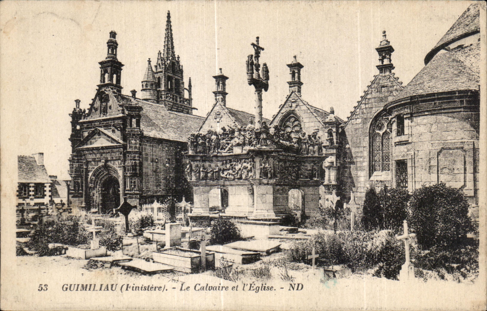CPA Gumiliau (Finistere) Le Calvaire et I Eglise