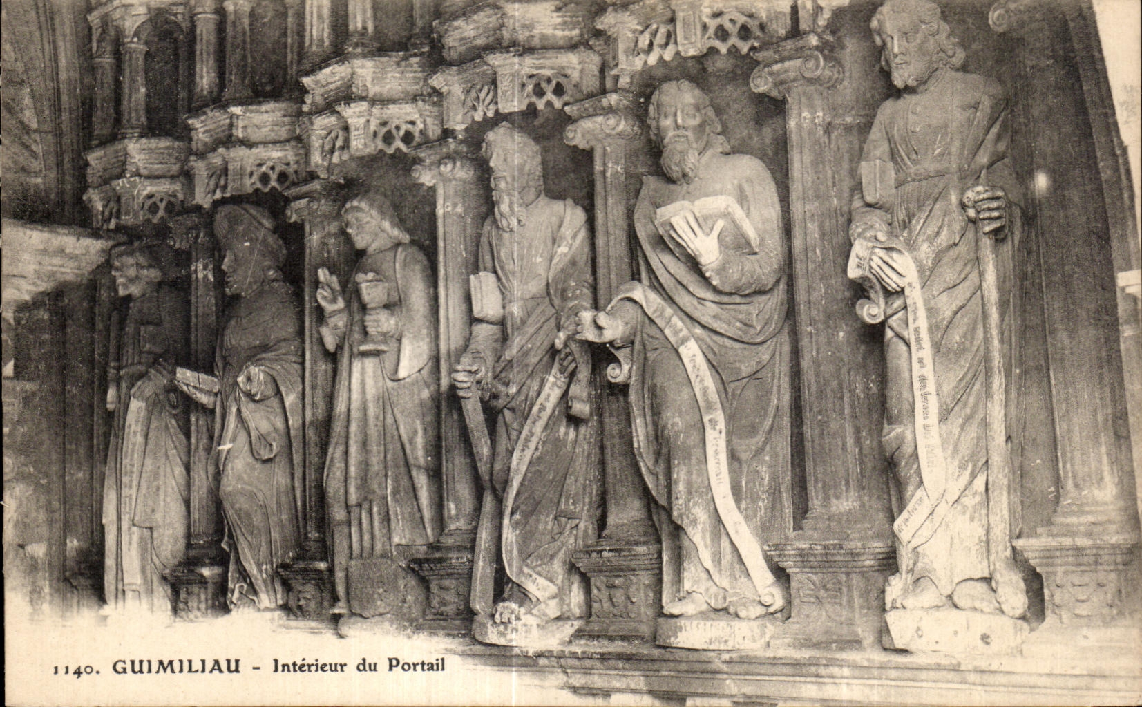 CPA Gumiliau Interieur du Portail