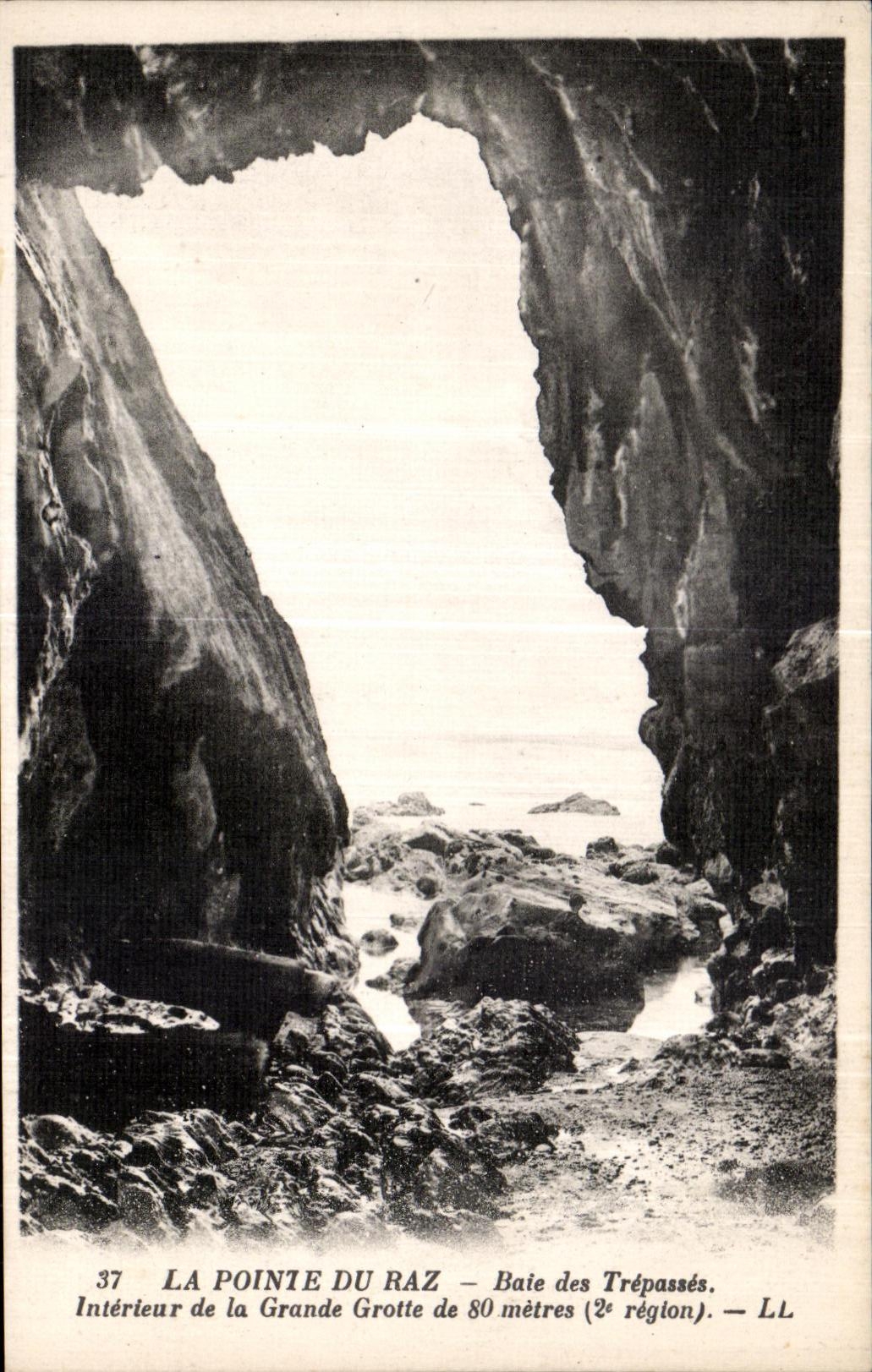 CPA La Pointe Du Raz Baie des Trepasses Interieur de la Grande Grotte de