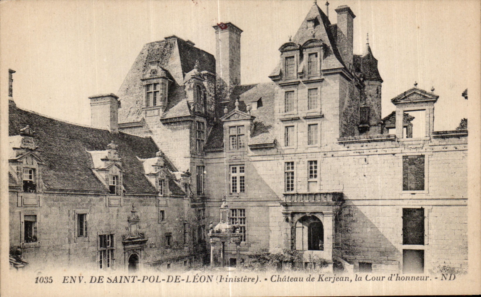 CPA Of Saint pol Of Leon (Finistere) Castle of Kerjean the Court honor