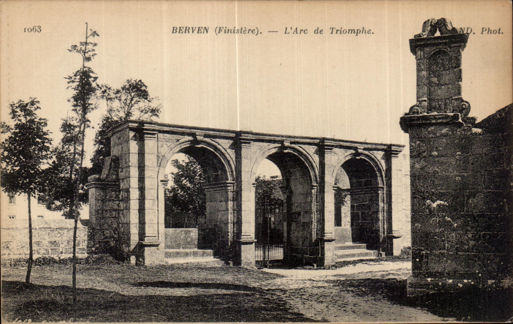 CPA Berven (Finistere) Arc de Triomphe