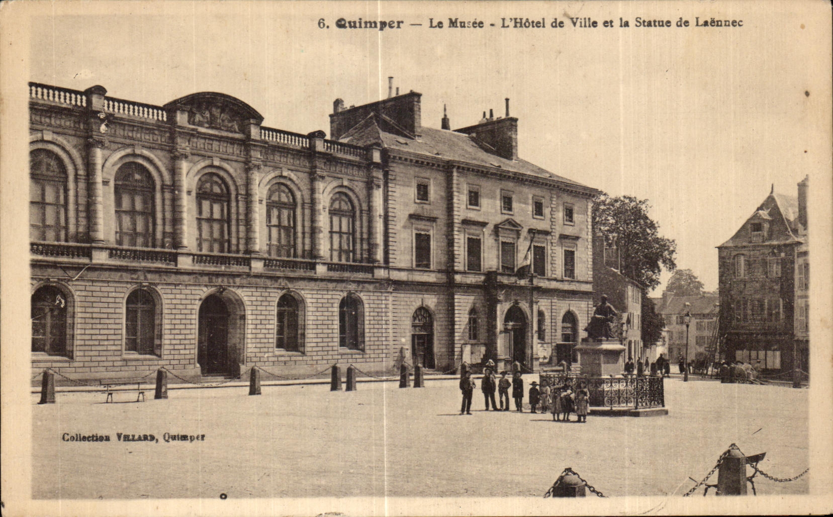 CPA Quimper Le Museum Town hall and Statue of Laennec