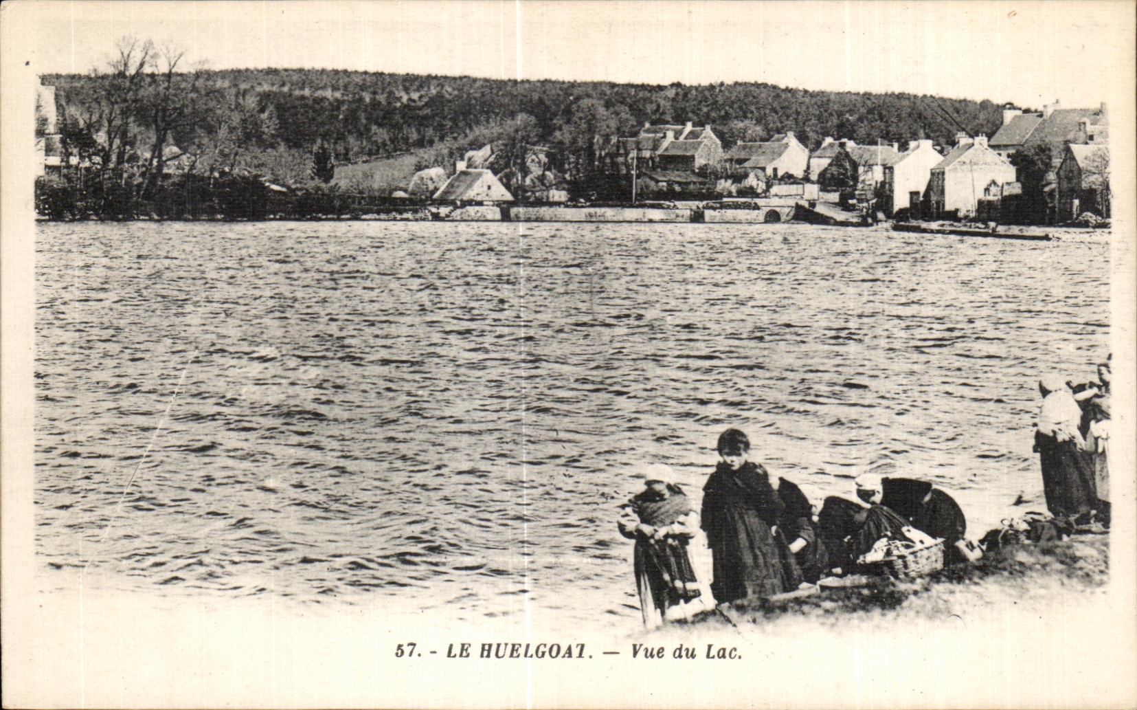 CPA Le Huelgoat Vue du Lac Enfants