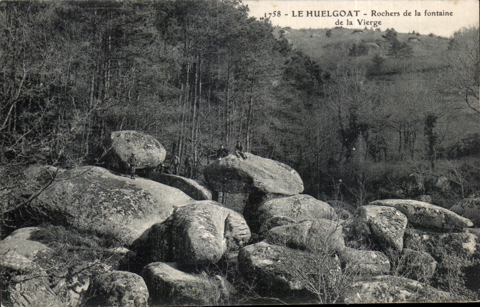 CPA Huelgoat Rocks of the fountain of the Virgin
