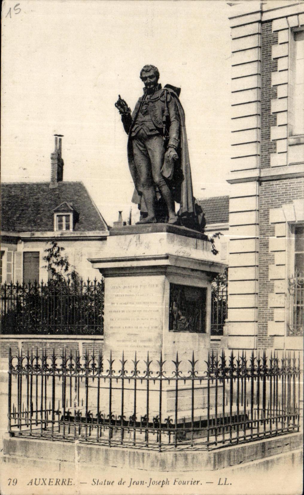 CPA Auxerre Statue de Jean Joseph Fourier