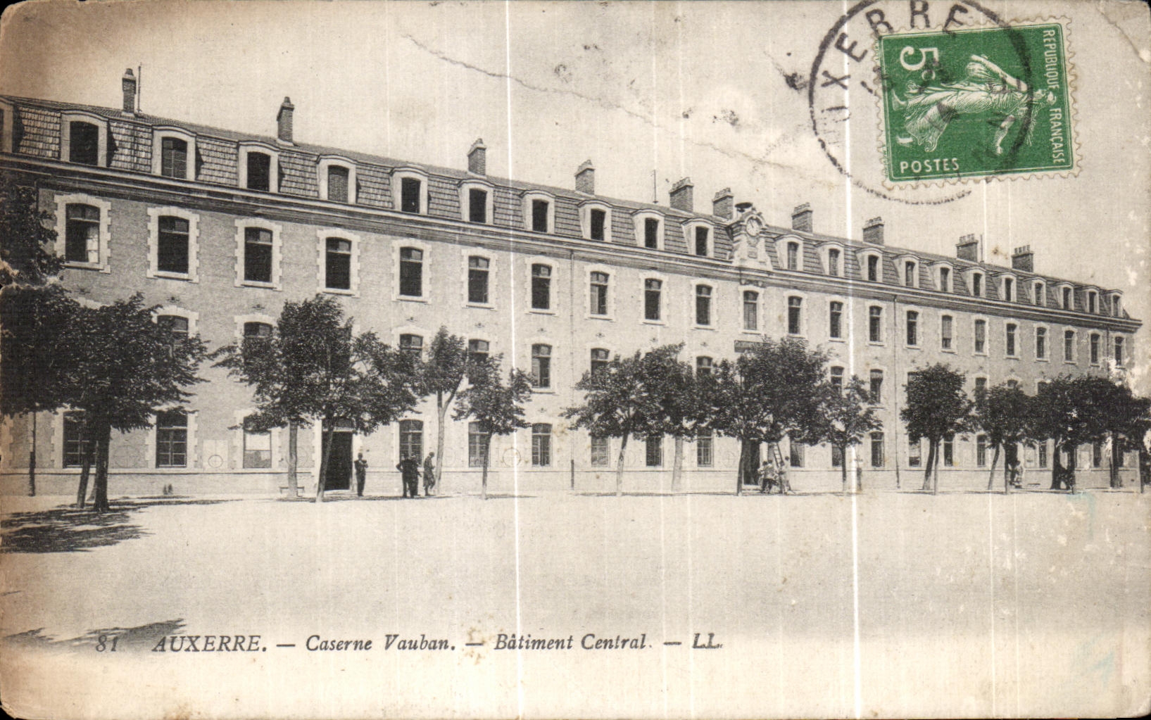 CPA Auxerre Caserne Vauban Batiment Central Militaria