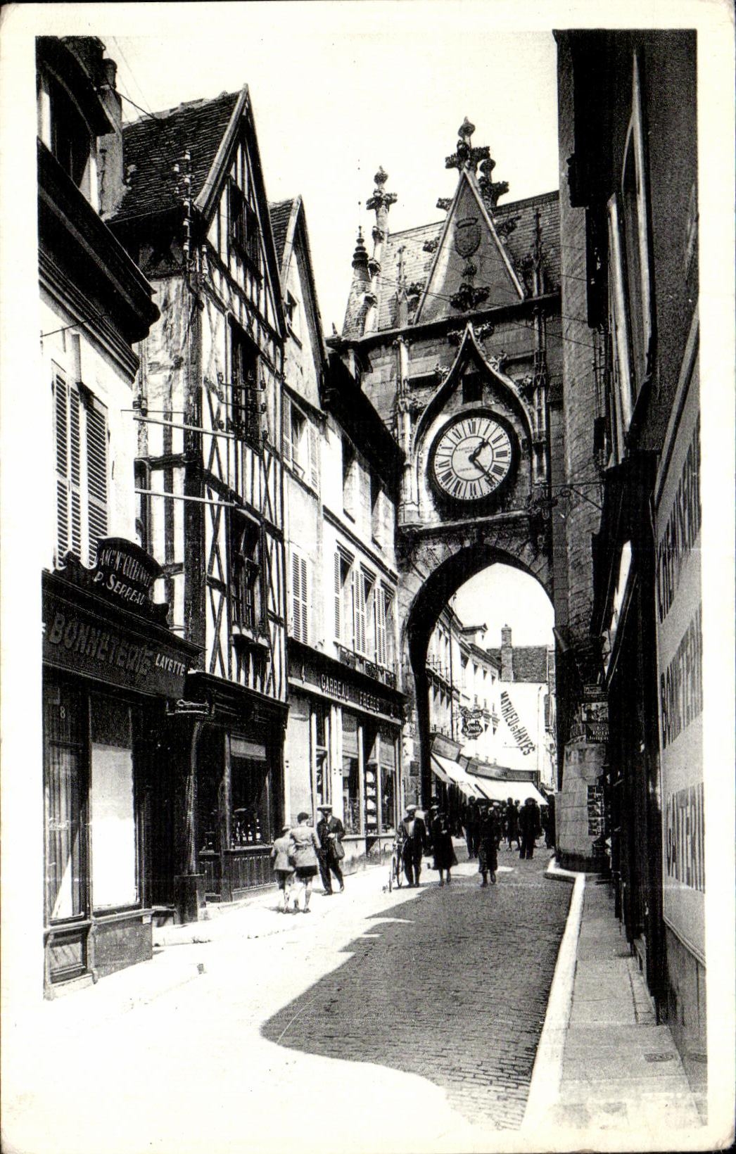 Puerta de CPA Auxerre del reloj y casa del siglo de XV E