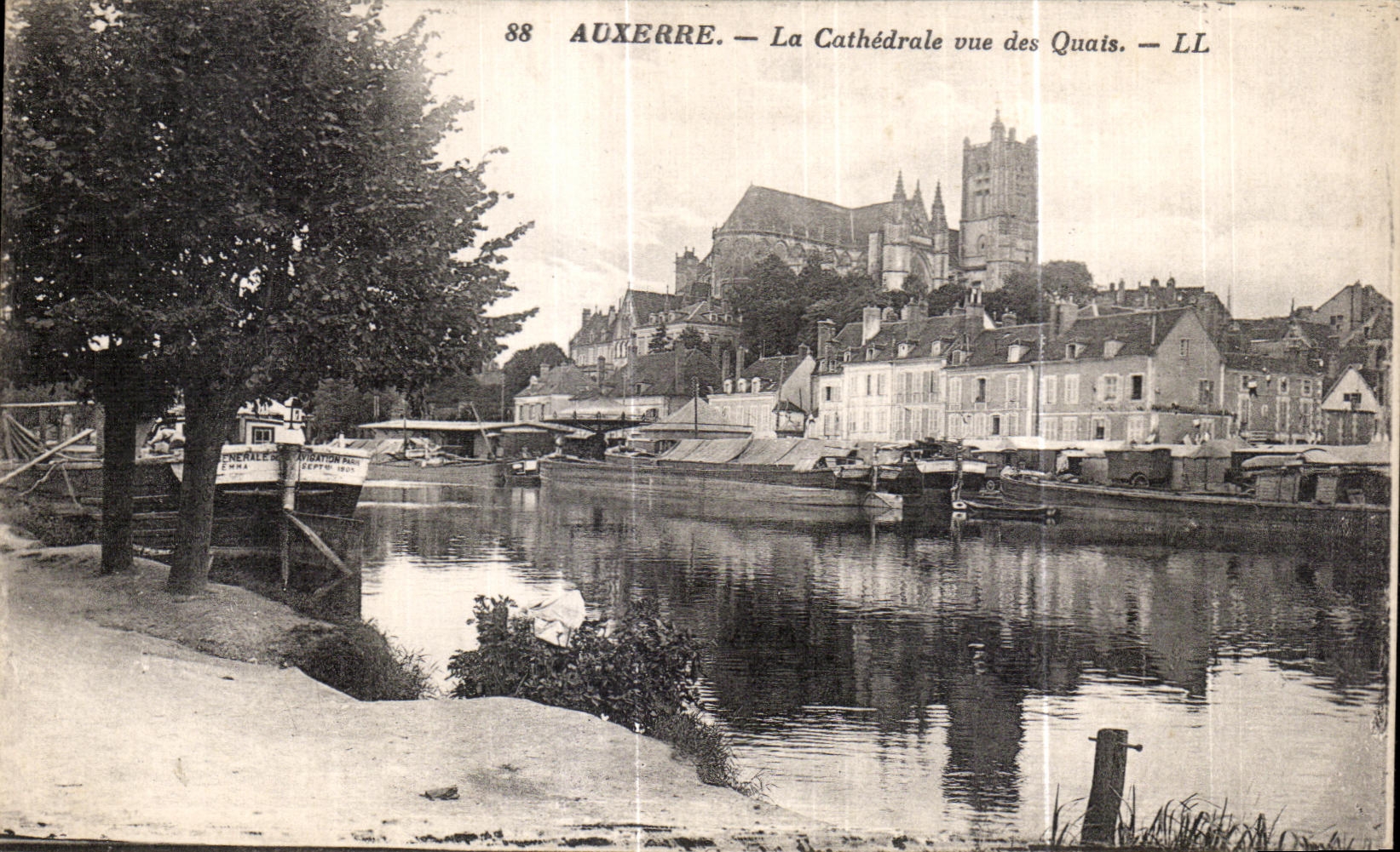 CPA Auxerre La Cathedrale vue des Quais Peniches
