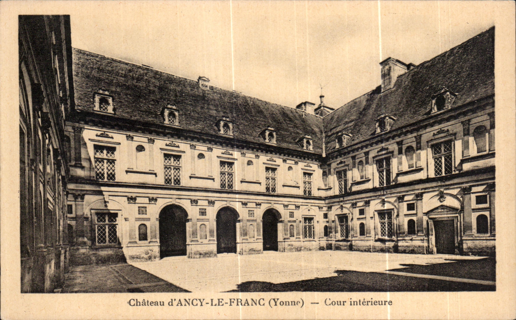 CPA Chateau d Ancy le Franc Cour interieure