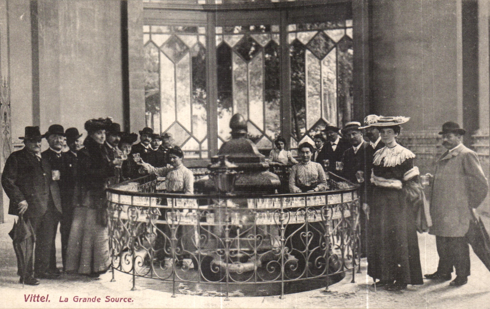 CPA Vittel La Grande Source Folklore Costume
