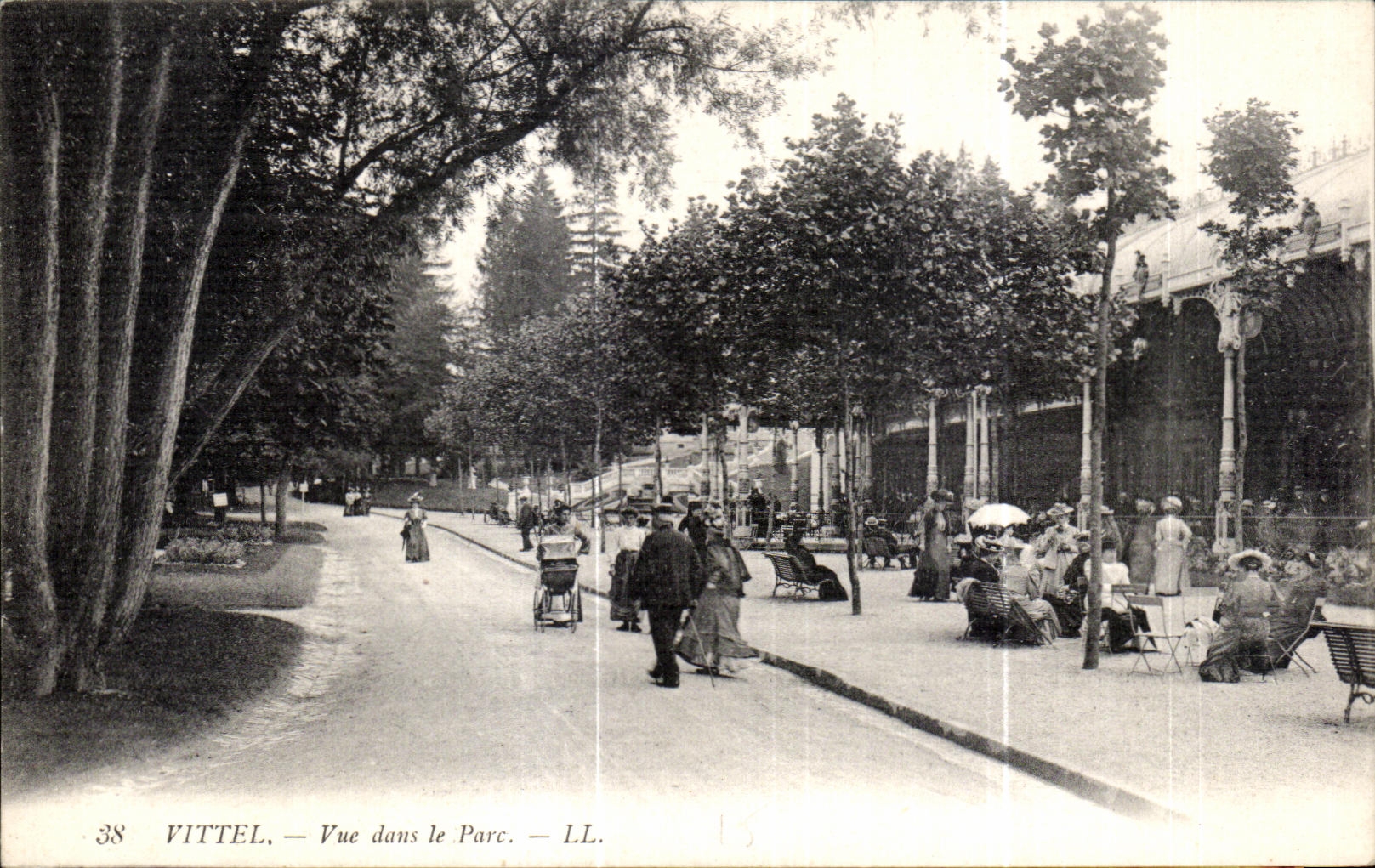 CPA Vittel Vue dans le Parc