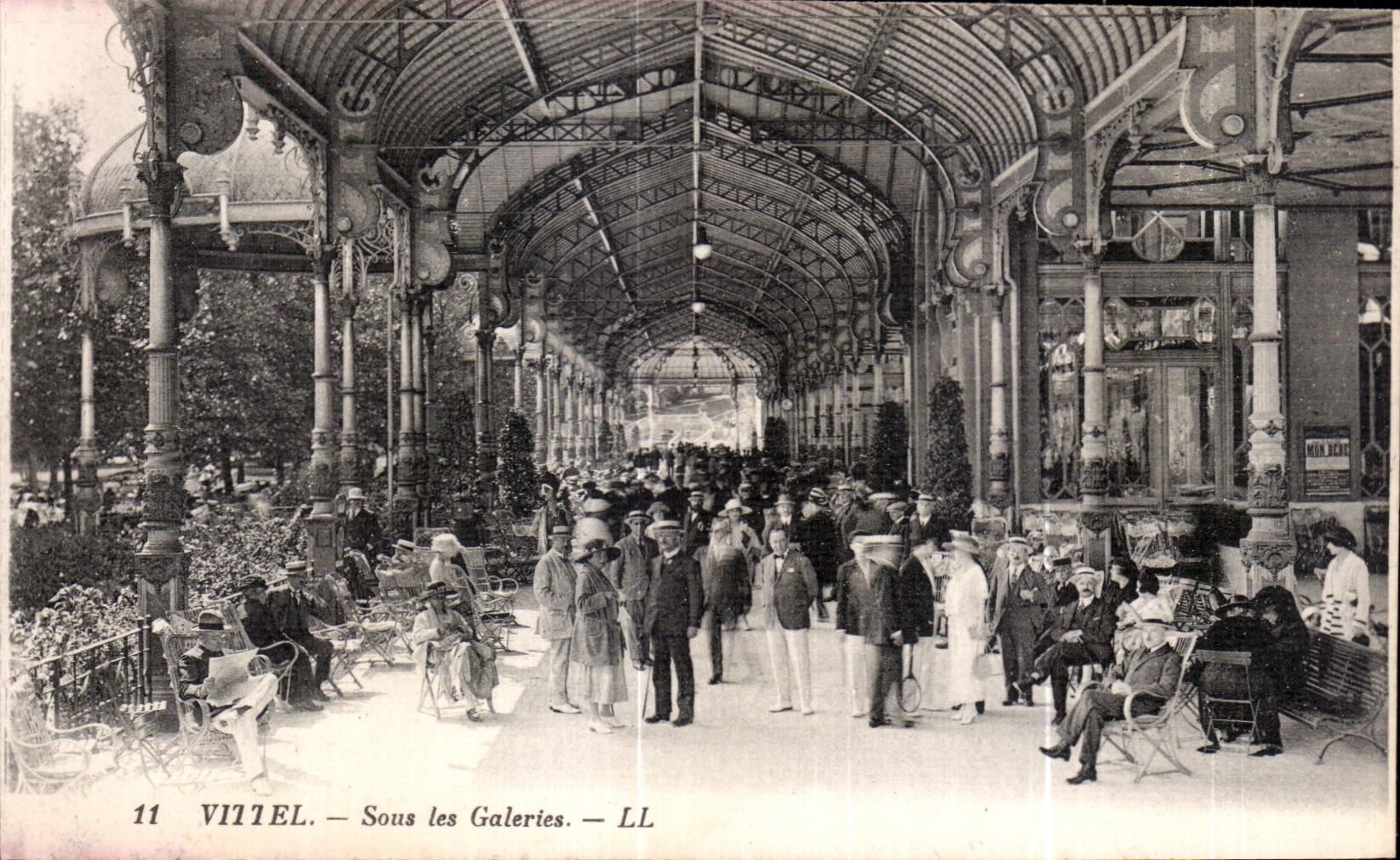 CPA Vittel Sous les Galeries