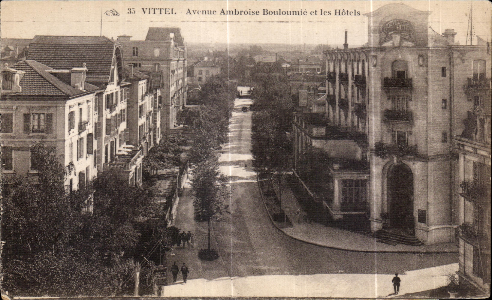 CPA Vittel Avenue Ambroise Bouloumie et les Hotels