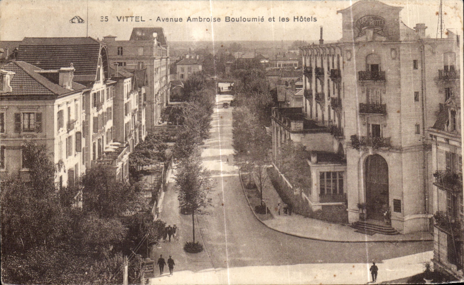 CPA Vittel Avenue Ambroise Bouloumie et les Hotels
