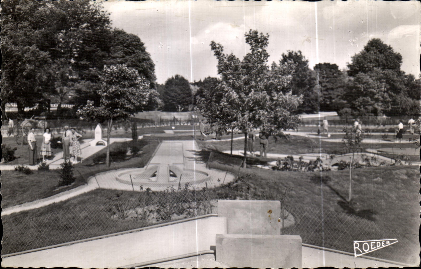 CPA Vittel Dans le Parc Le Golf miniature