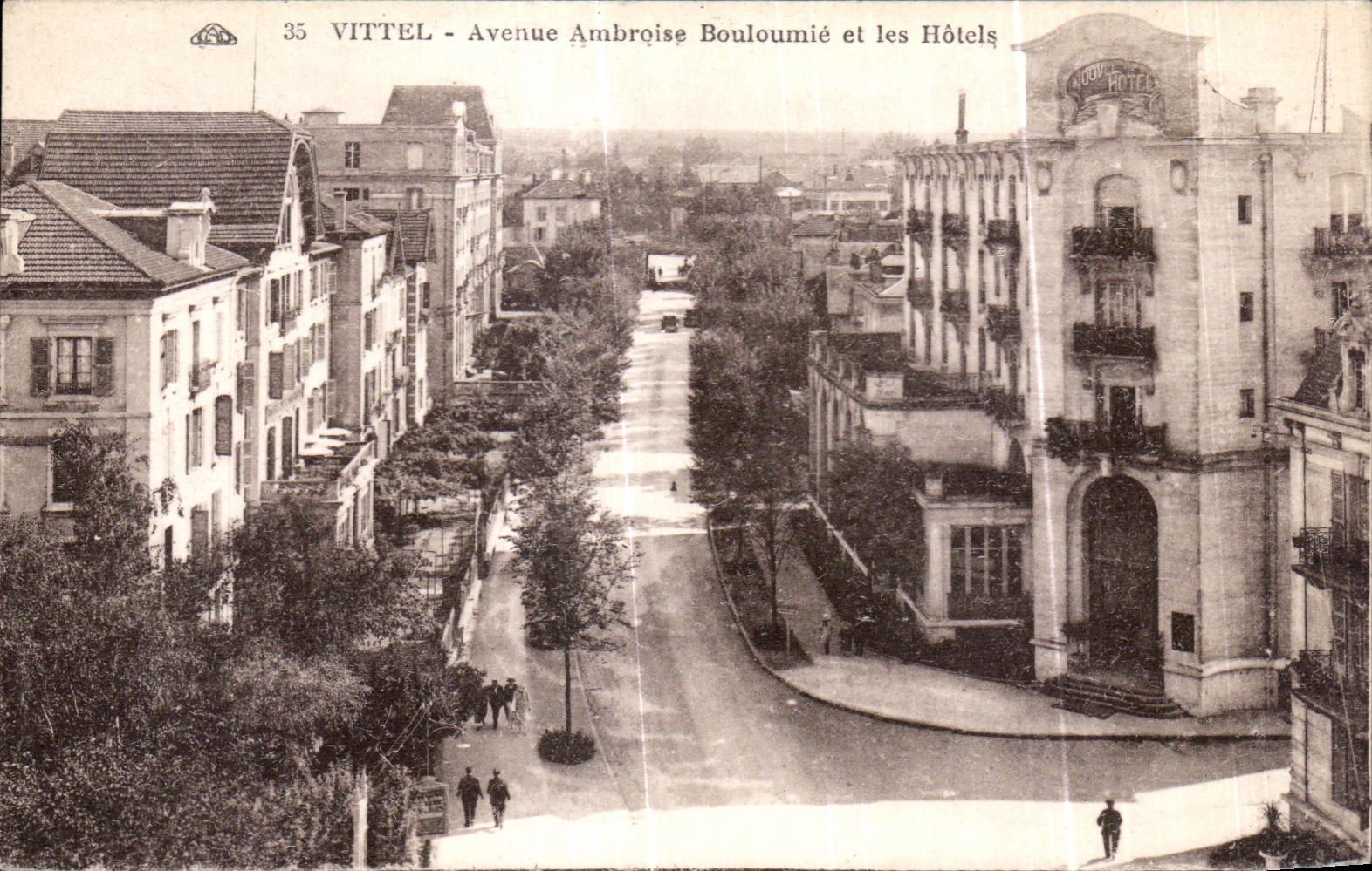 CPA Vittel Avenue Ambroise Bouloumie et les Hotels
