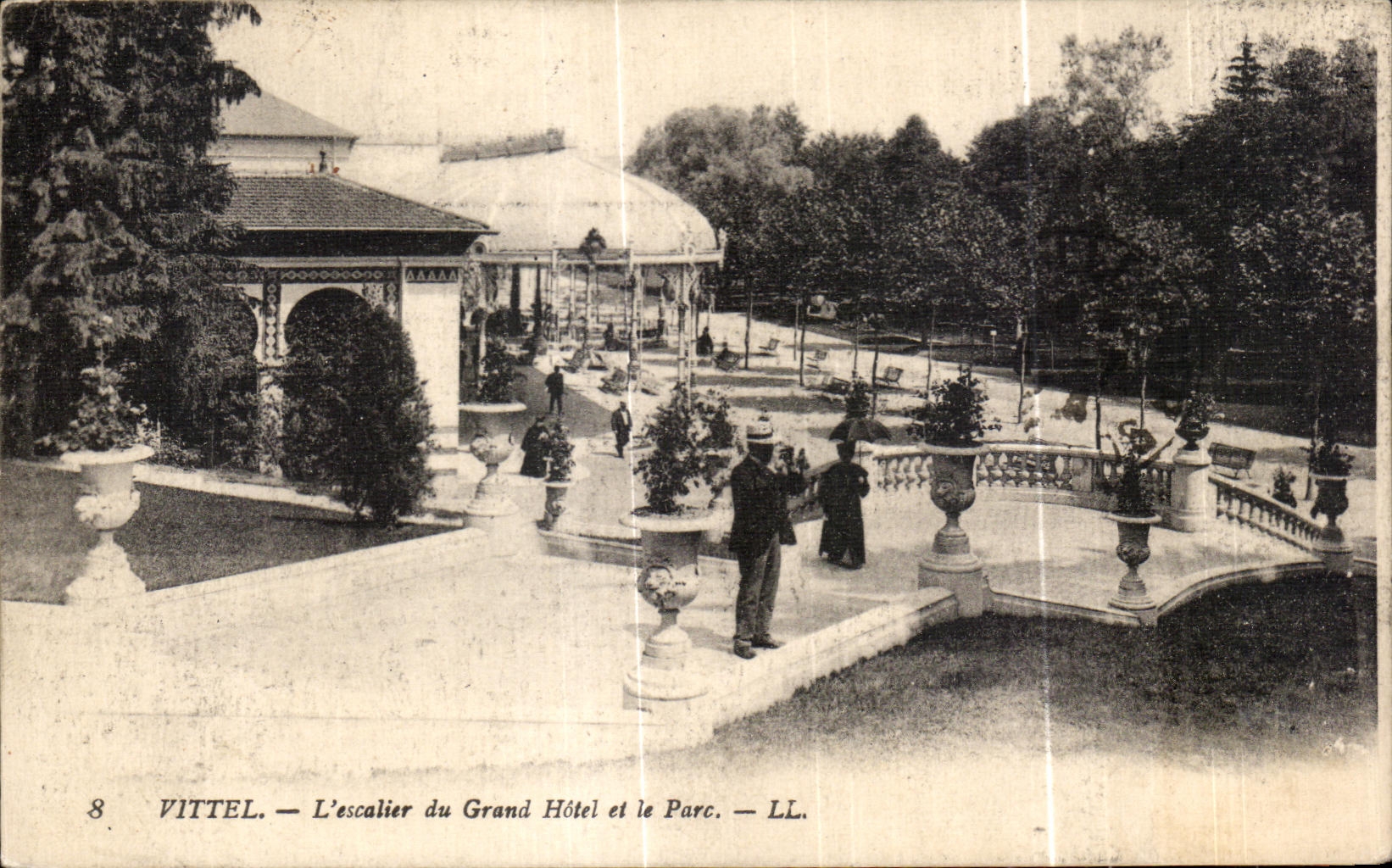 CPA Vittel L escalier du Grand Hotel et le Parc