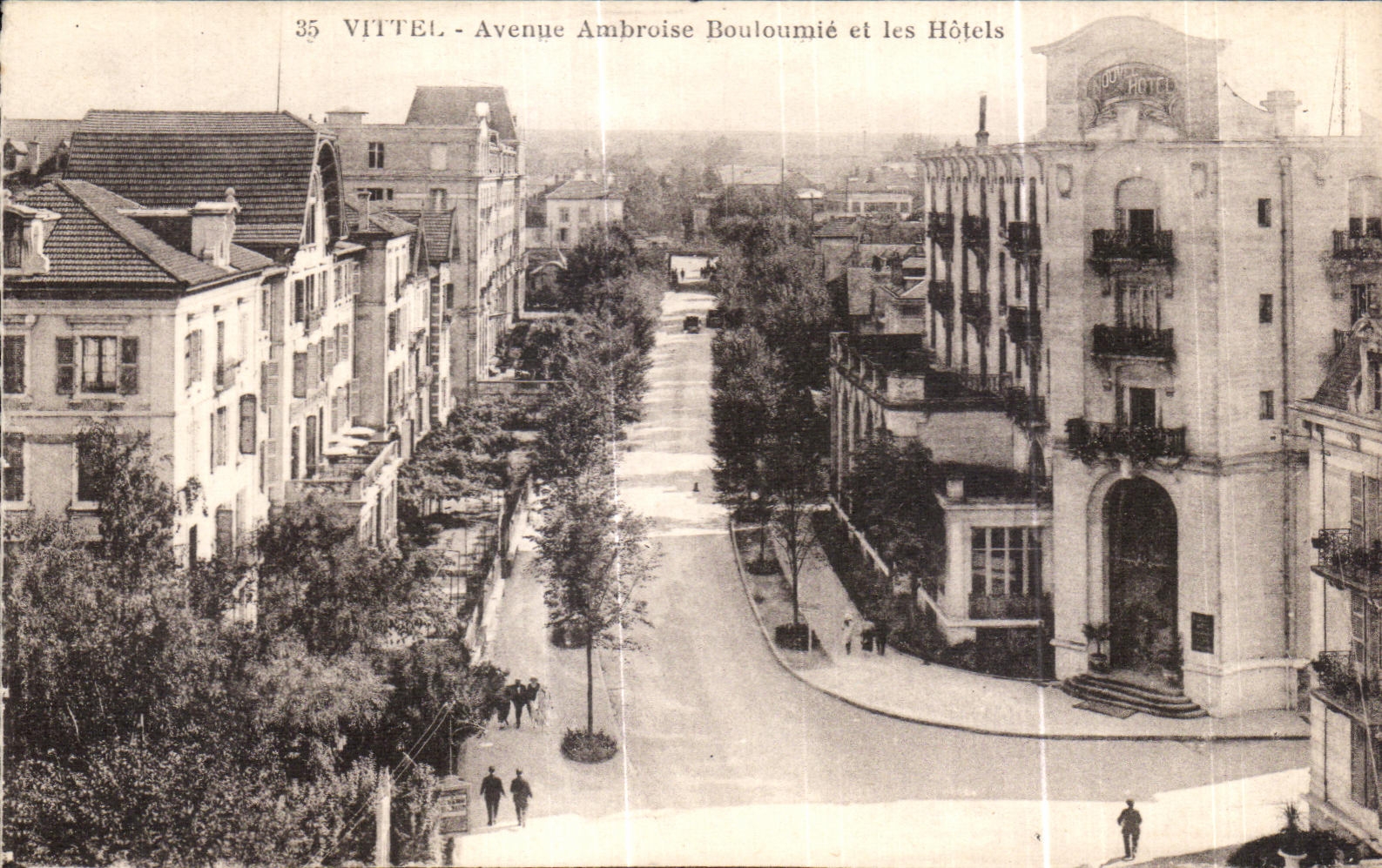 CPA Vittel Avenue Ambroise Bouloumie et les Hotels