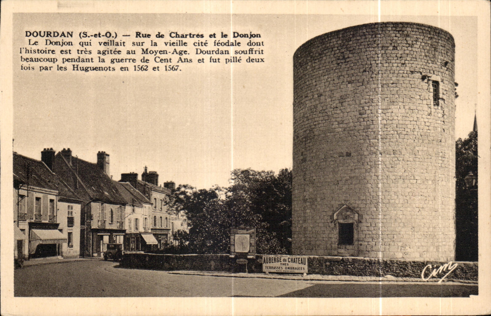 La calle de CPA Dourdan de Chartres y de la torre del homenaje Le Donjon que tomo cuidado en la mujer mayor cotiza el dout feudal