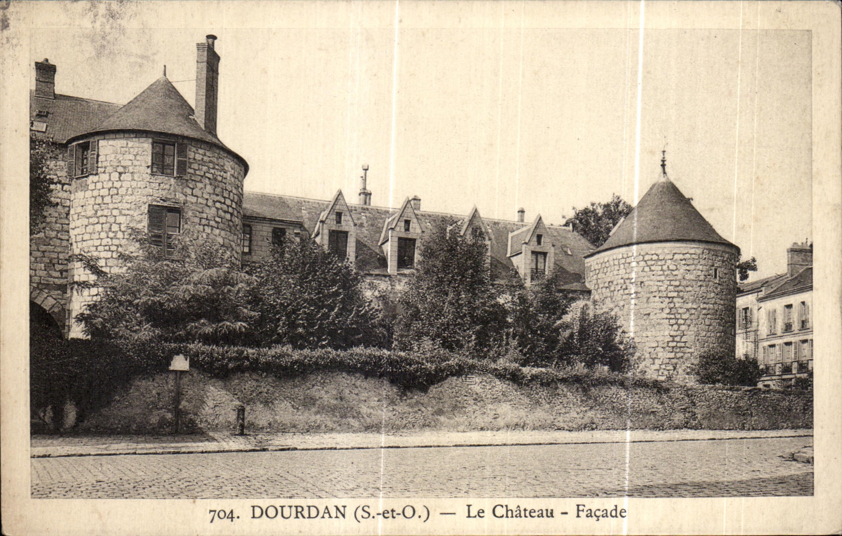 CPA Dourdan Le Castle Frontage