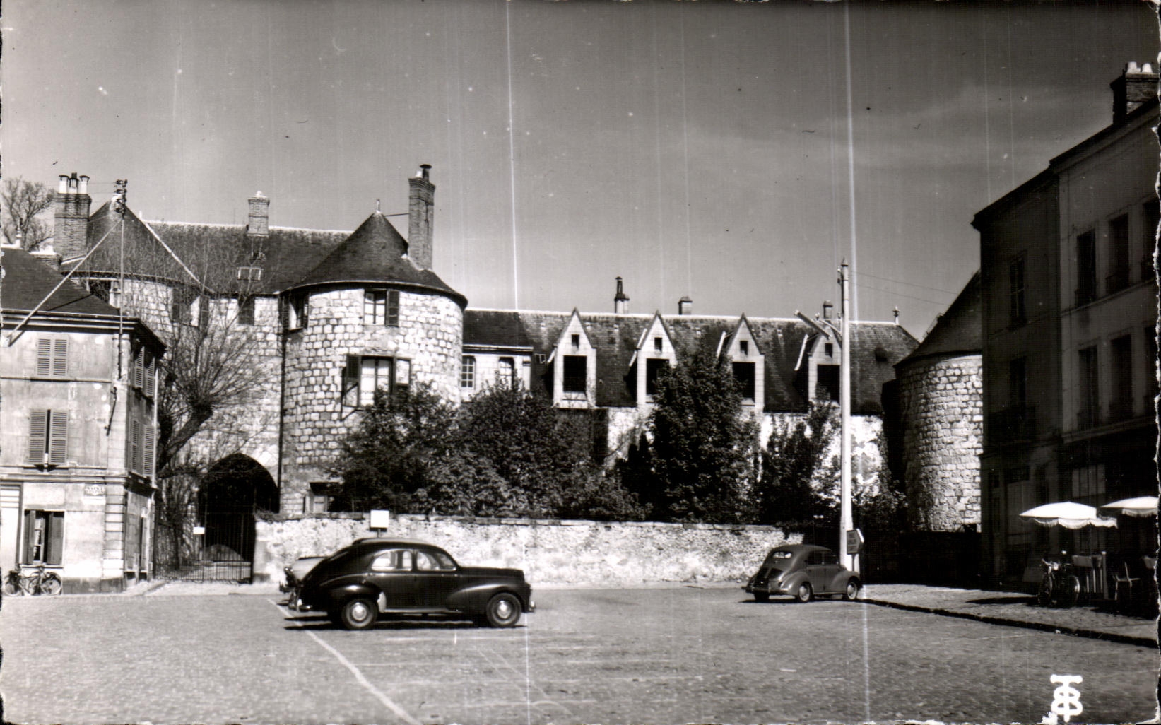 CPA Dourdan Le Chateau Fort (debut XIII siecle) Le porche d entree