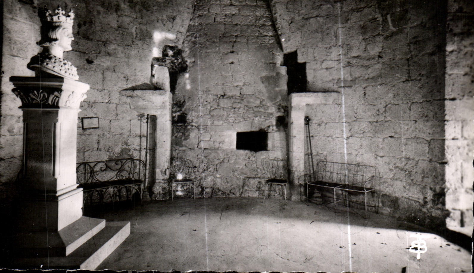 CPA Dourdan Rez de chaussee du Donjon Cheminee Buste de Saint Louis