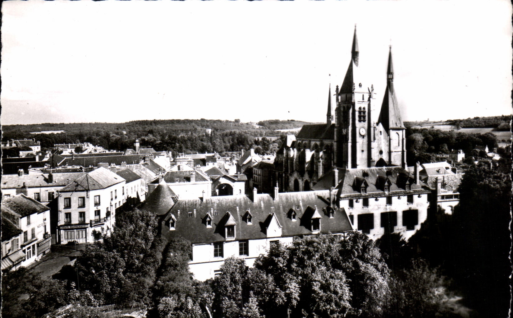 CPA Dourdan L Eglise St Germain vue du Donjon