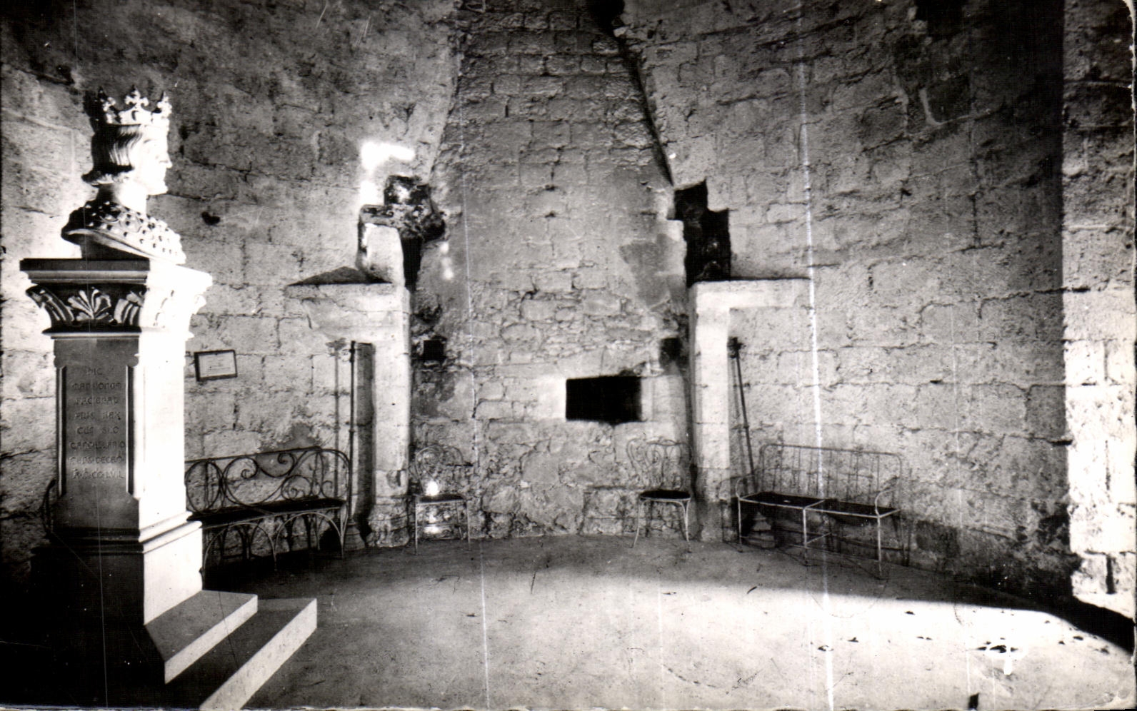 CPA Dourdan Rez de chaussee du Donjon Cheminee Stele Saint Louis