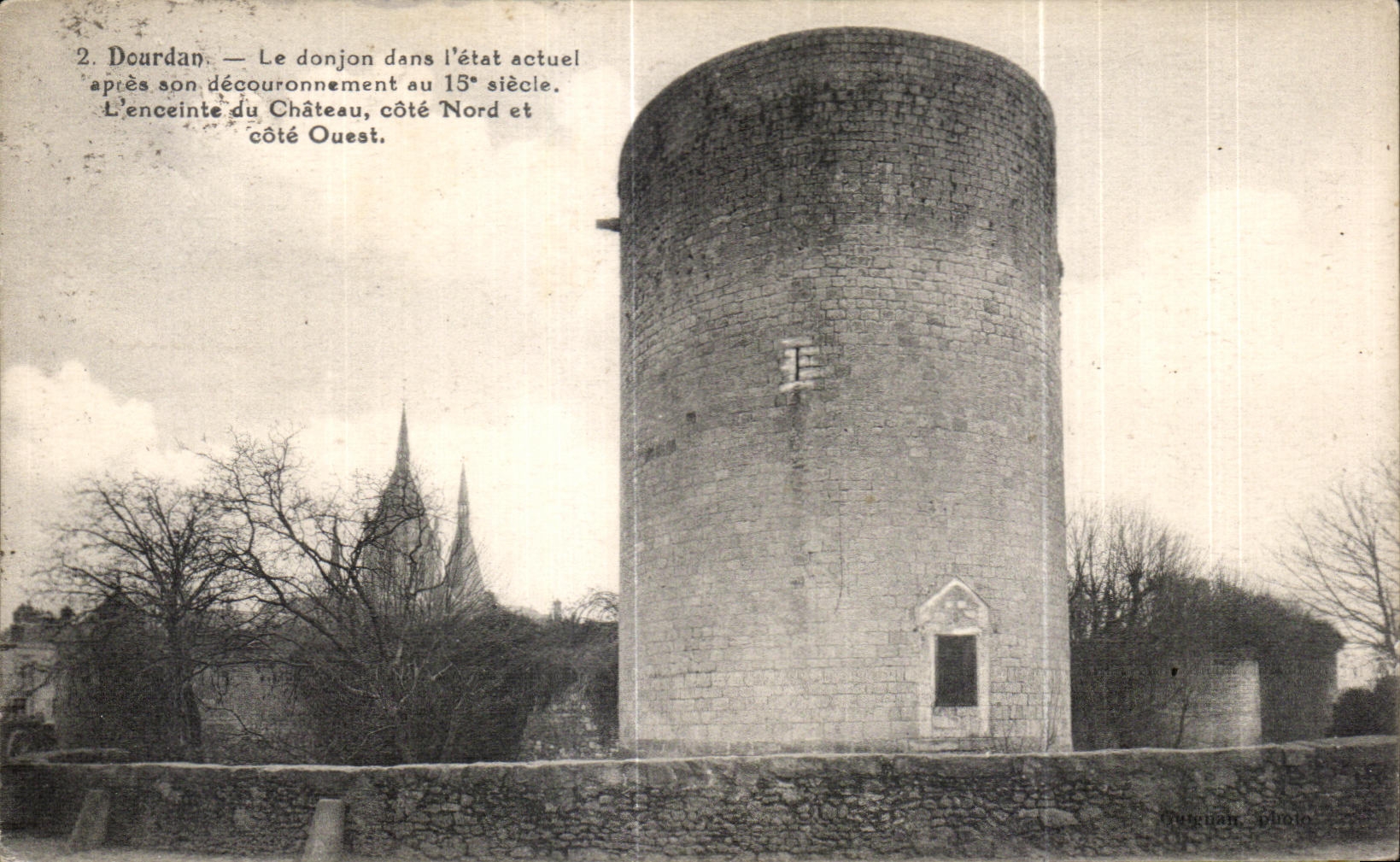 El mantener de CPA Dourdan Le la posicion real despues de su decouronnement en el recinto de 15 siglos del castillo dimensiona norteno y dimensiones