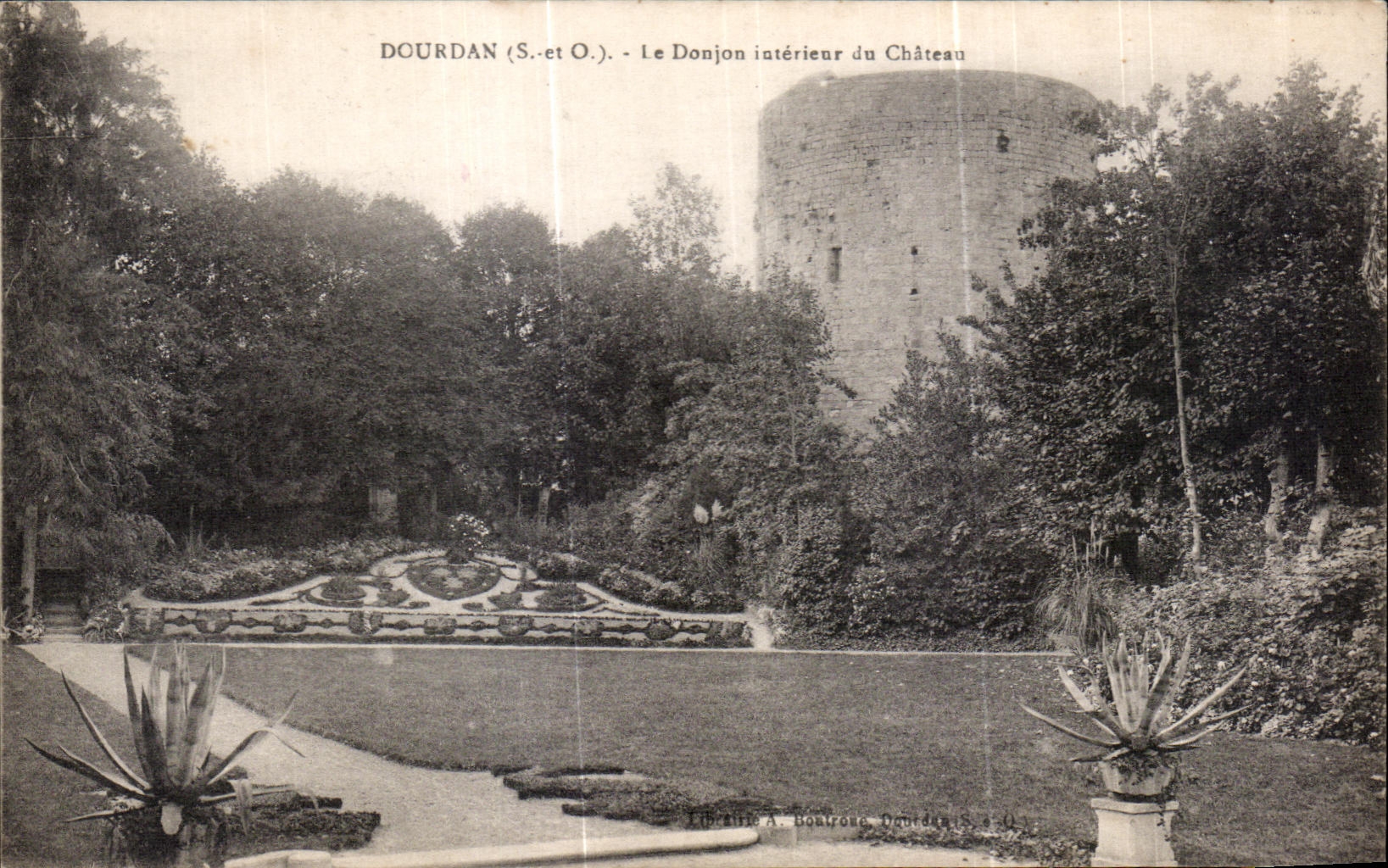 Subsistencia interior de CPA Dourdan Le del castillo