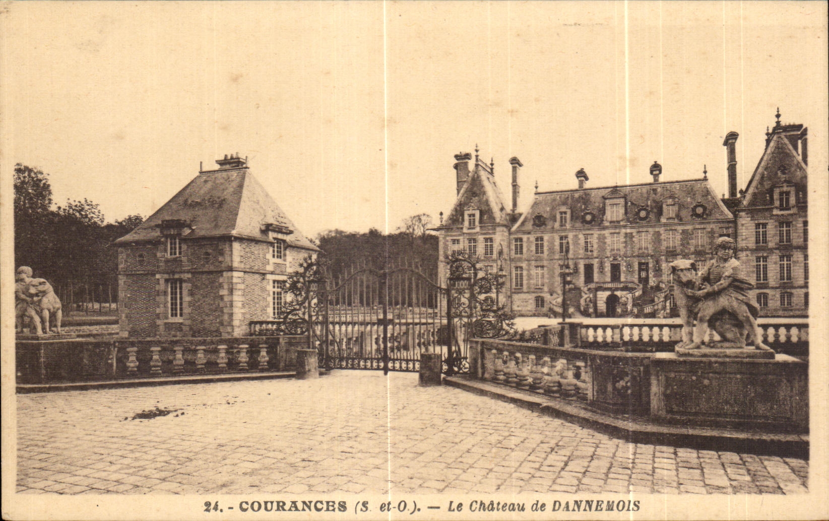 CPA Courances Le Chateau de Dannemois