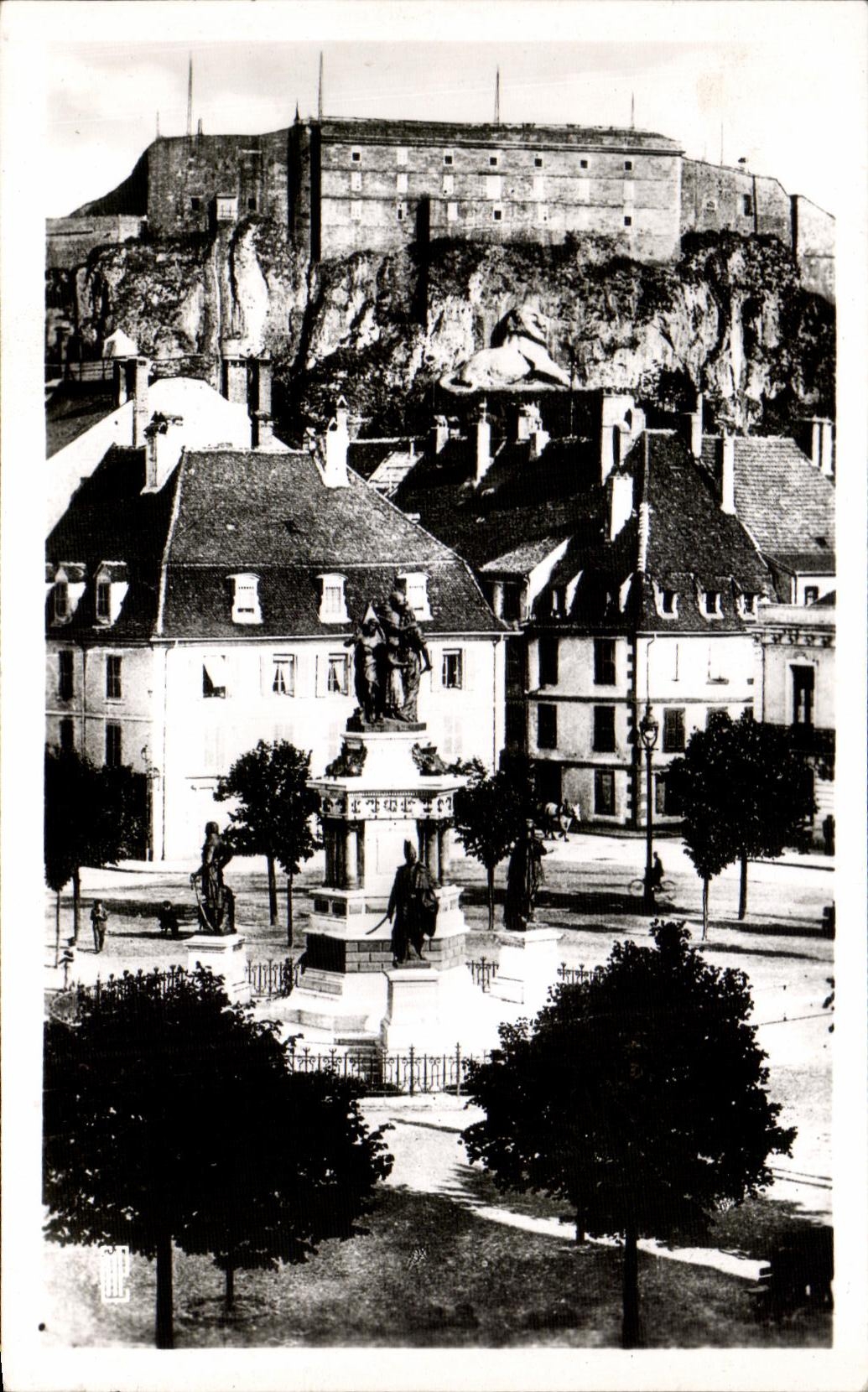 CPA Belfort Le Monument of the Three Seats and the Castle