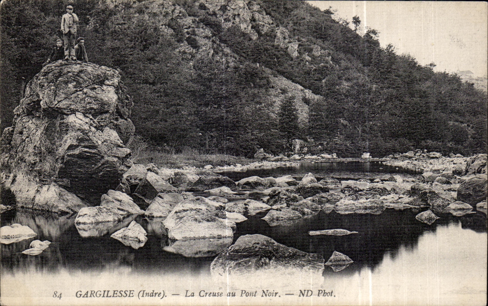 CPA Gargilesse el hueco con los ninos negros del puente