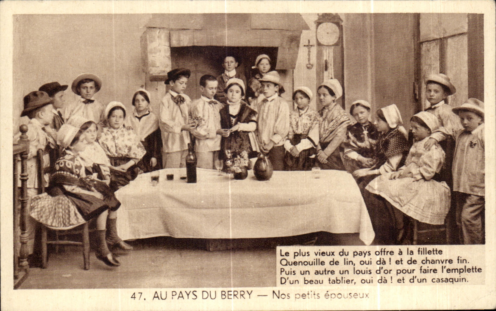 CPA con el pais de Berry Le Plus viejo del pais ofrece al traje del folklore de la chica joven