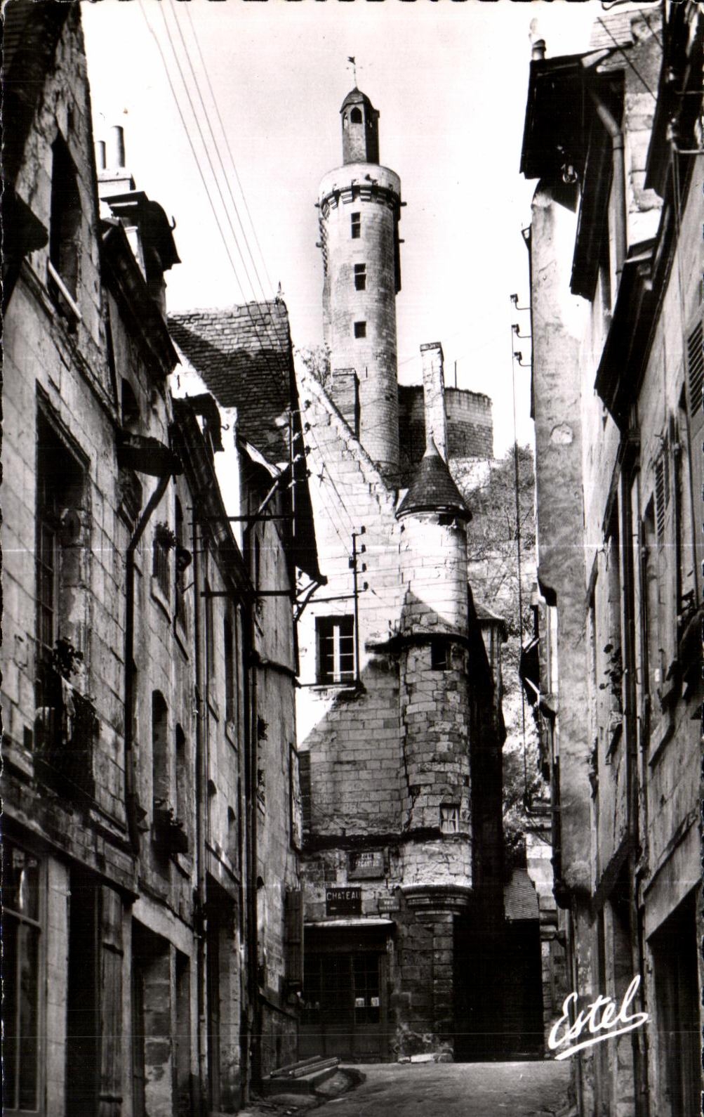 CPA Chinon Castle of the Tower of Clock Seen of the Street of Large Carroi