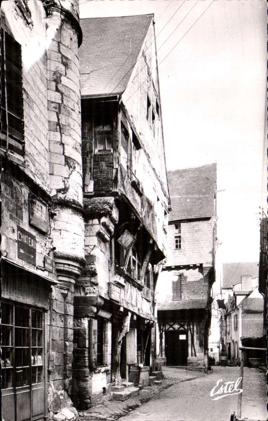 CPA Chinon Old women Houses street Voltaire OLd Street Houses