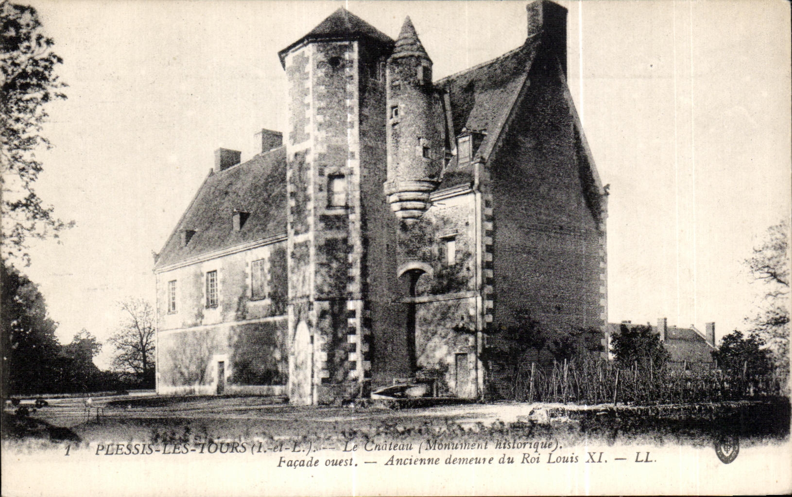 CPA Plessis Les Tours Le Chateau (Monument hislorique) Facade ouest Ancienne