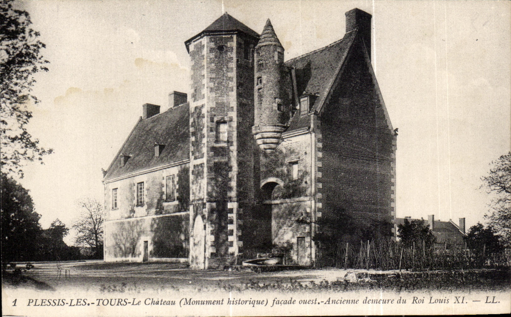CPA Plessis Les Tours Le Chateau (Monument historique) facade ouest Ancienne demeure