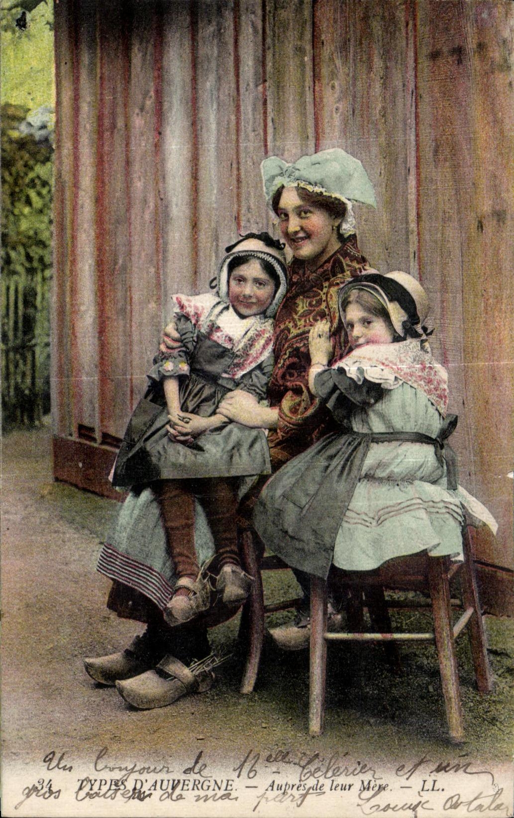 CPA Types D Auvergne Aupres de leur Mere Folklore Costume Femme Enfants
