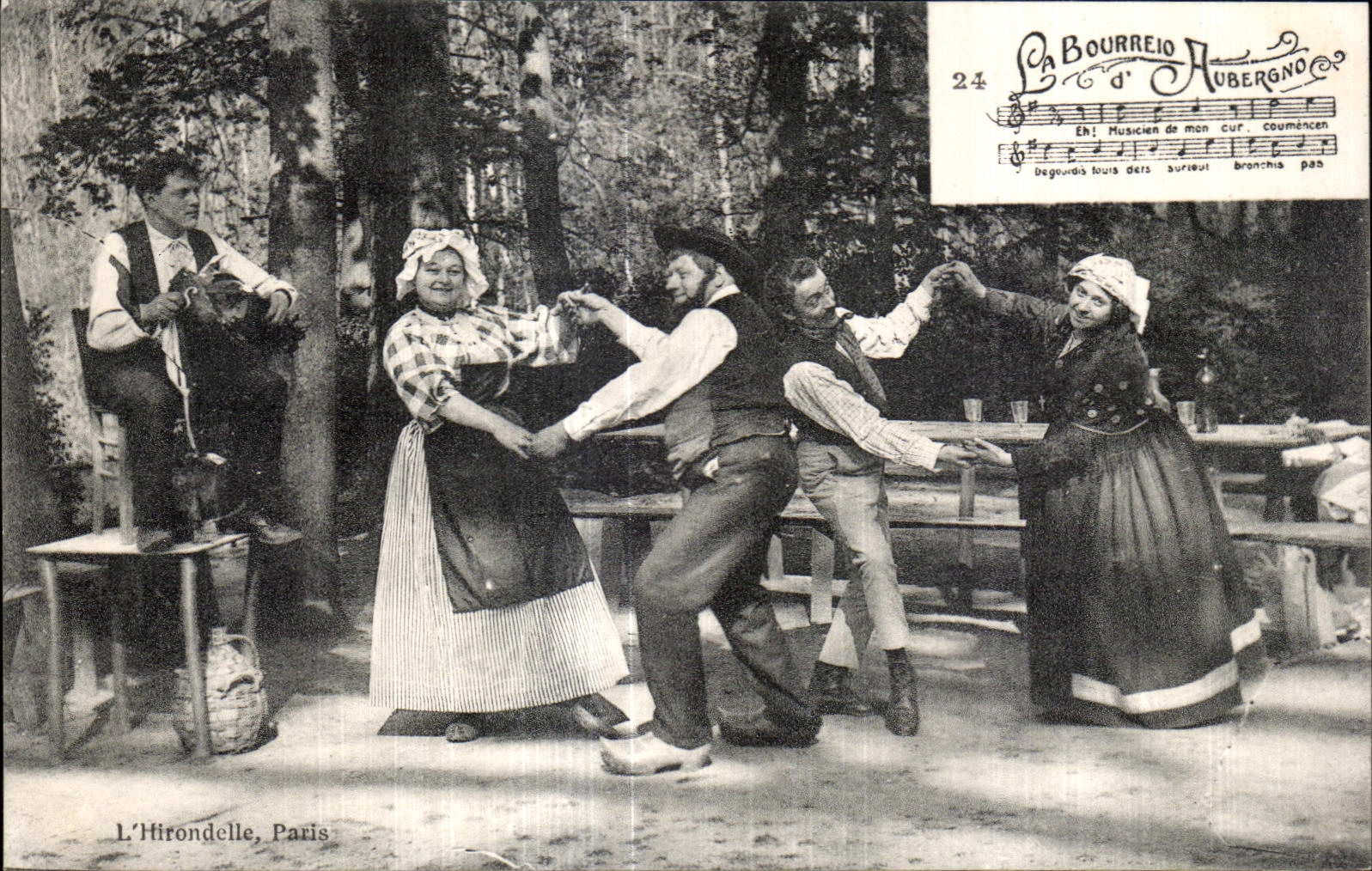 CPA Auvergne La bourree Folklore Danse