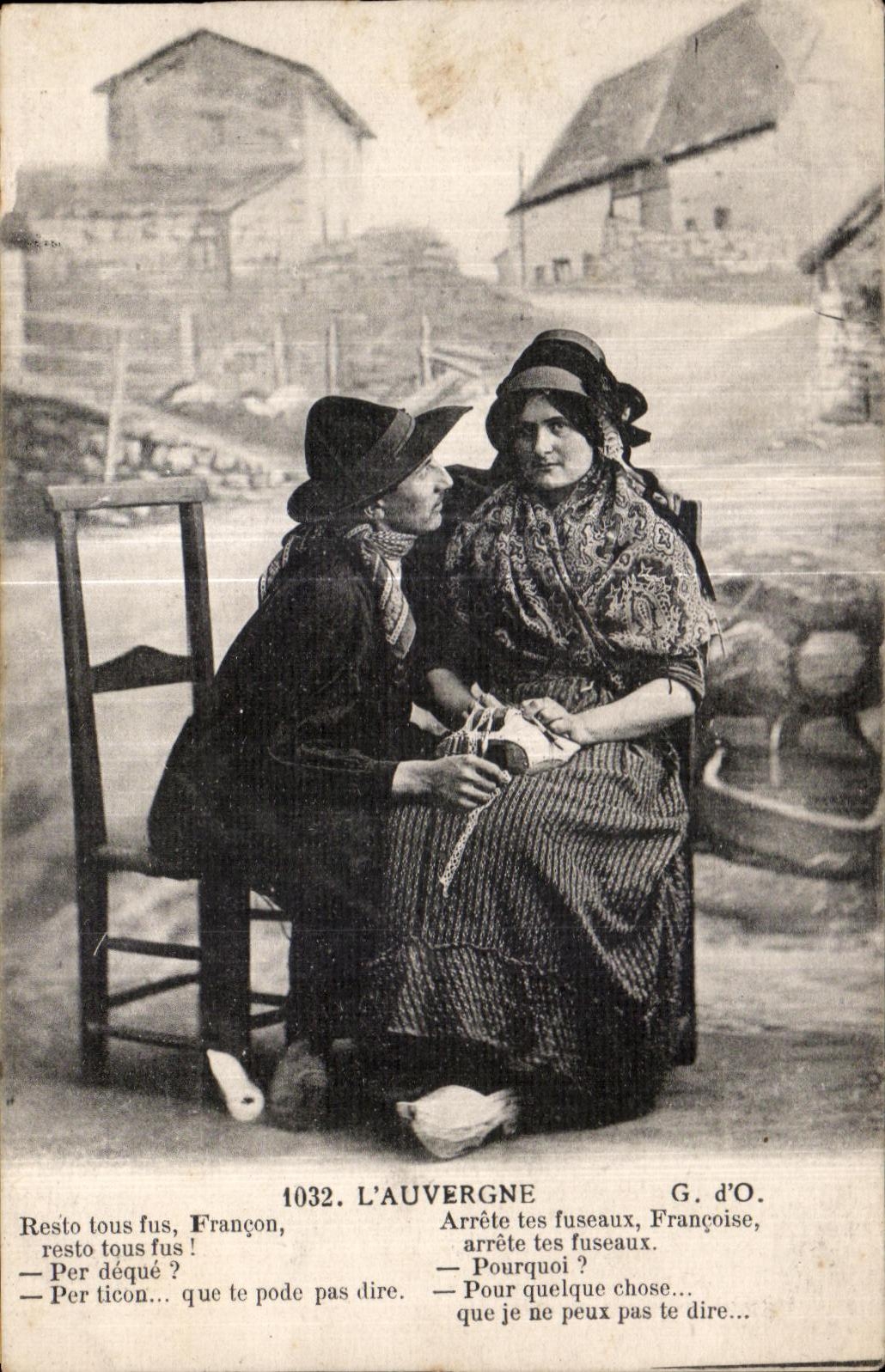 CPA L Auvergne Resto tous fus Franco Folklore Costume Femmes Couple