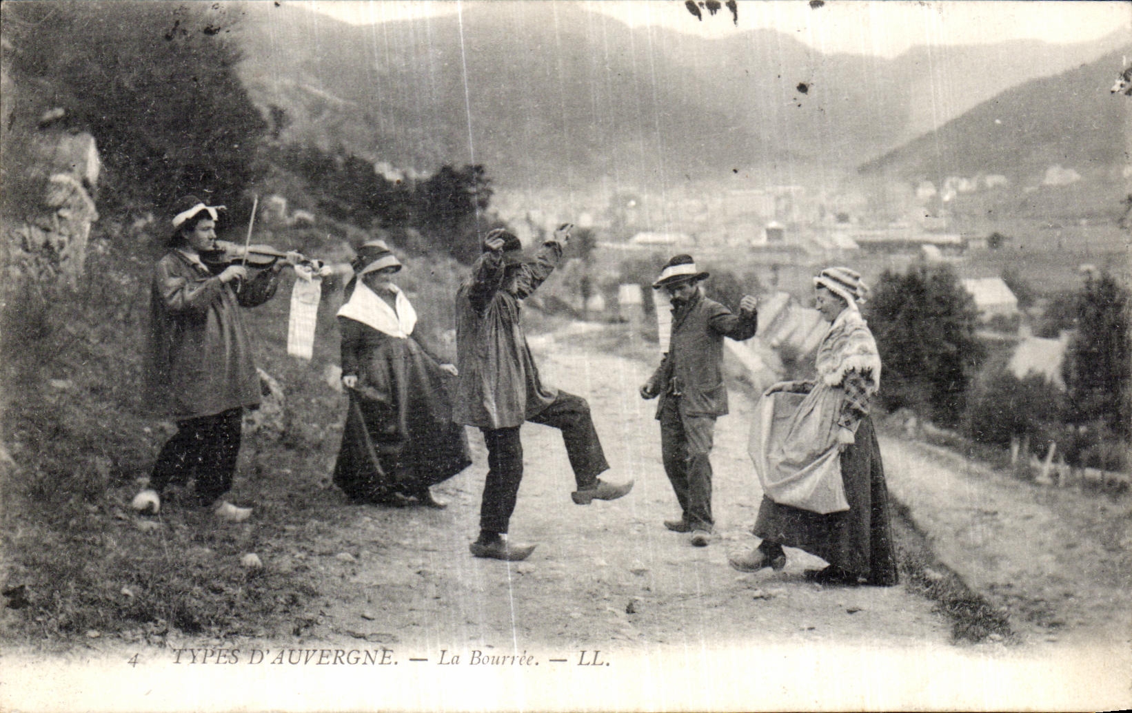 CPA Types D Auvergne La Bourree Folklore Costume