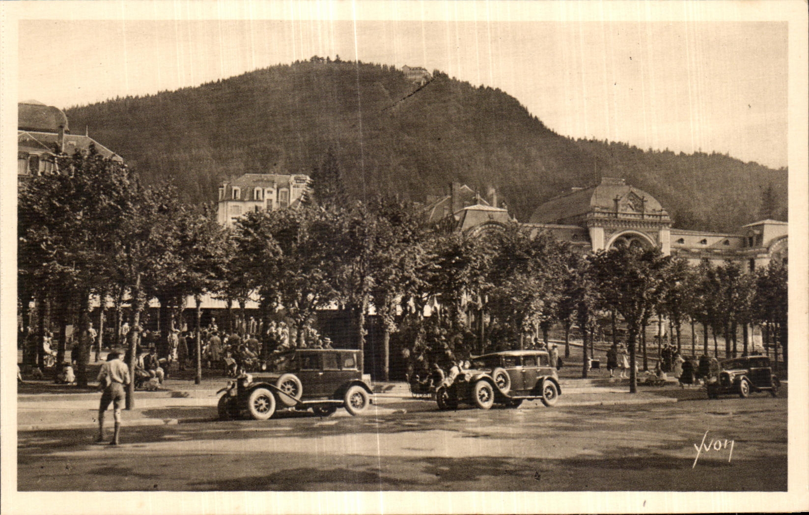 CPA La Bourboule Square du 11 novembre 
