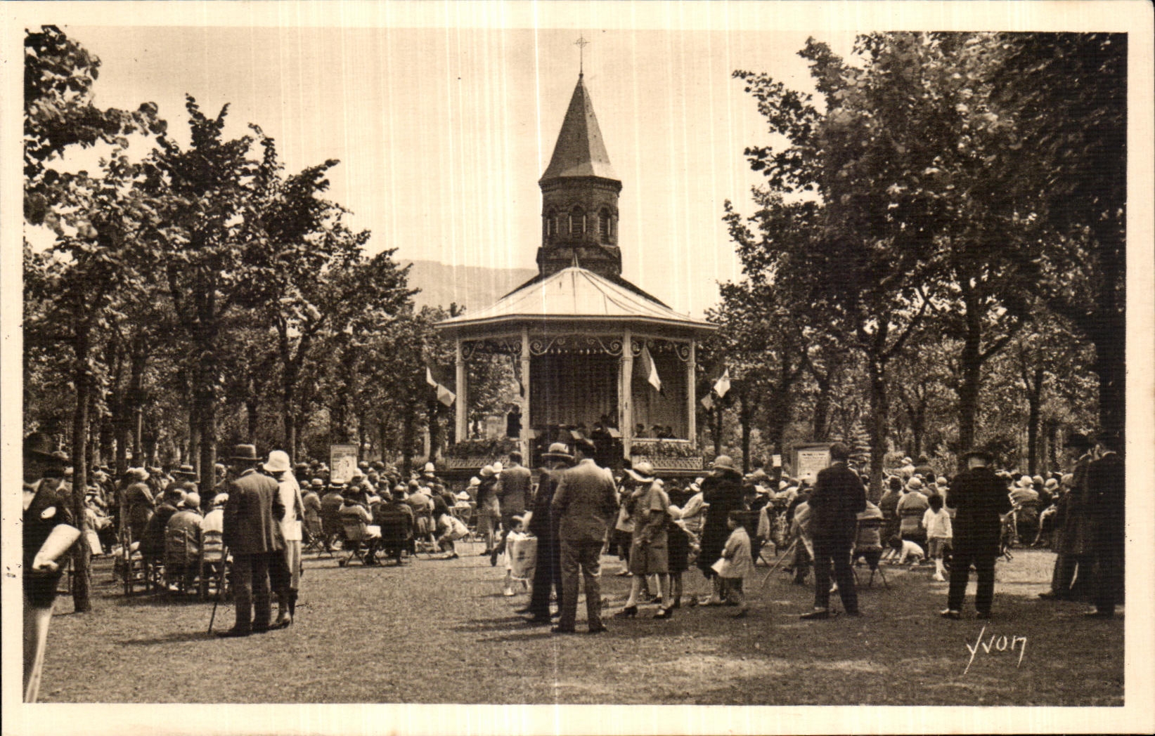 CPA La Bourboule kiosque de concerts Square du Marechal Joffre