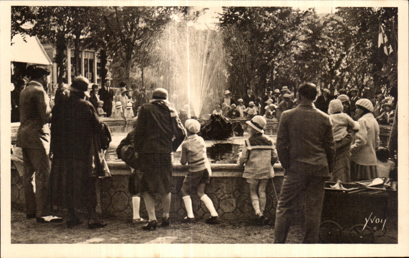 CPA Bourboule Auvergne Basin of the public garden of November 11th Children